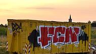 Zwei &bdquo;Wahrzeichen" des Landkreises Erlangen-H&ouml;chstadt: Die Wehrkirche in Hannberg und ein FCN-Graffiti.