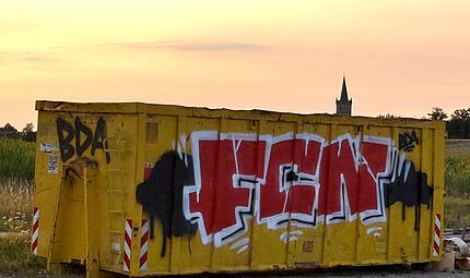 Zwei &bdquo;Wahrzeichen" des Landkreises Erlangen-H&ouml;chstadt: Die Wehrkirche in Hannberg und ein FCN-Graffiti.