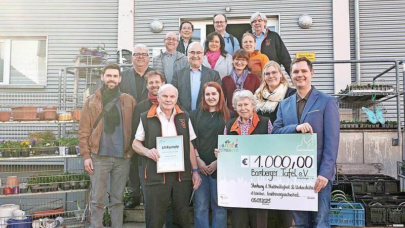 Scheck&uuml;bergabe an die Bamberger Tafel (vorne, v.&nbsp;l.): Vorsitzender Wilhelm Dorsch und Schatzmeisterin Michaela Revelant nahmen von Zweitem B&uuml;rgermeister Jonas Gl&uuml;senkamp, den Stadtr&auml;tinnen und Stadtr&auml;ten sowie Drittem B&uuml;rgermeister Wolfgang Metzne...