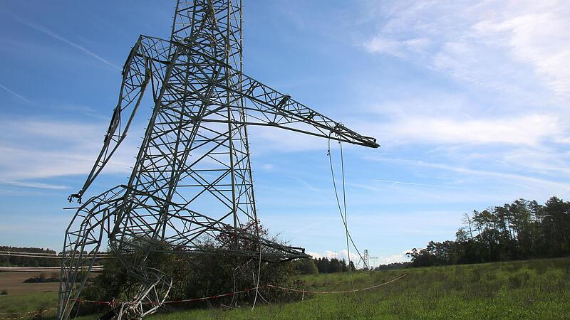 ieser Starkstrom-Mast ist das Opfer ungez&uuml;gelter Zugkr&auml;fte geworden. Netzbetreiber Tennet ermittelt gerade die Ursache f&uuml;r den Einsturz.