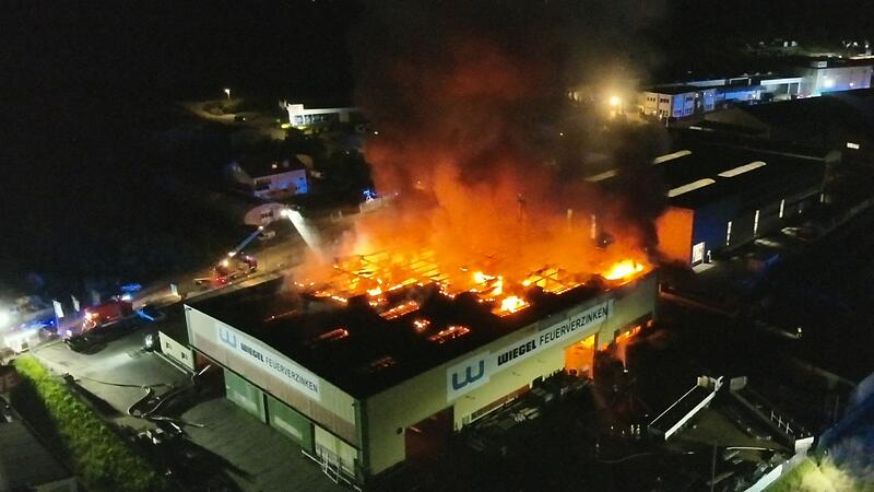 Halle von Stahlveredelungsfirma steht in Flammen
