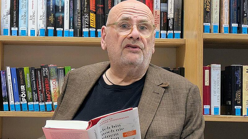 Der Autor Gerhard Haase-Hindenberg (72) bei seiner Lesung in der Stadtbücherei. Der Autor Gerhard Haase-Hindenberg (72) bei seiner Lesung in der Stadtbücherei.