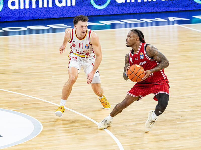 Ein Stepback mit Erfolg: Cobe Williams netzt gegen Brae Ivey ein.Frankenderby: Bamberg gegen Würzburg Ein Stepback mit Erfolg: Cobe Williams netzt gegen Brae Ivey ein.