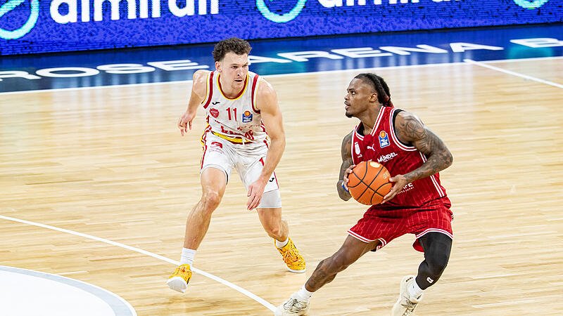 Ein Stepback mit Erfolg: Cobe Williams netzt gegen Brae Ivey ein.