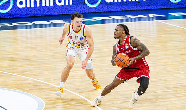 Ein Stepback mit Erfolg: Cobe Williams netzt gegen Brae Ivey ein.Frankenderby: Bamberg gegen Würzburg Ein Stepback mit Erfolg: Cobe Williams netzt gegen Brae Ivey ein.