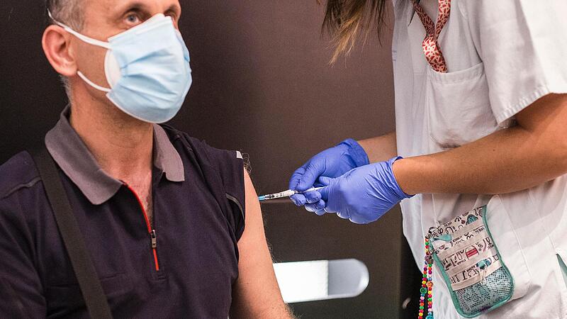 Erstimpfungen in Bayern werden vorerst ausgesetzt.