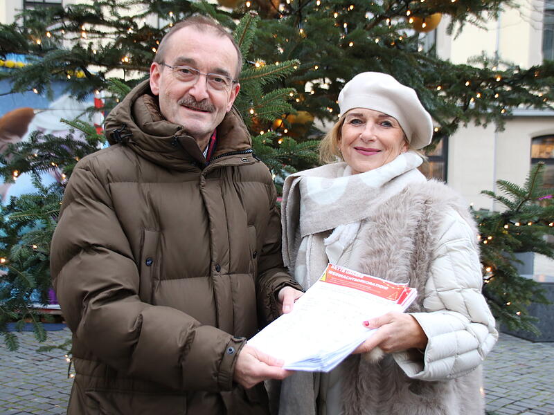 Hans-Herbert Hartan und Jasmin Franz bei der Übergabe der Unterschriftensammlung.