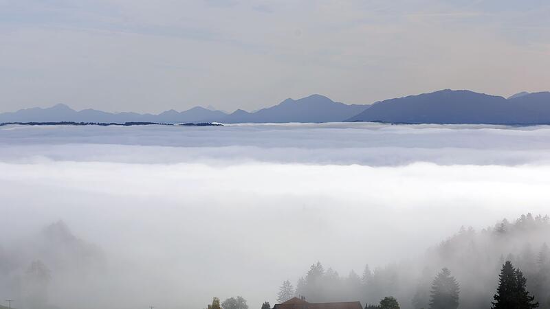 Sonne in den Bergen und Nebel im Tal - Wetter