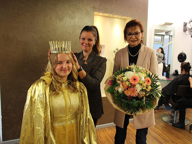 Auf das Christkind von HöchstadtMaria-Lucia Loistl wartet heuer wieder ein volles Programm. Von Jessica Essler (Mitte) wird frisiert und eingekleidet. Andrea Schütz von der Stadtverwaltung bedankte sich für das ehrenamtliche Engagement.