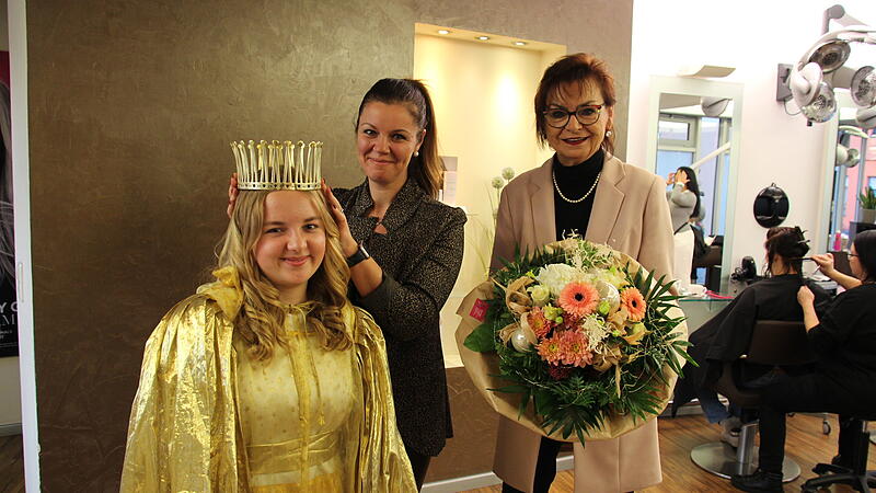 Auf das Christkind von HöchstadtMaria-Lucia Loistl wartet heuer wieder ein volles Programm. Von Jessica Essler (Mitte) wird frisiert und eingekleidet. Andrea Schütz von der Stadtverwaltung bedankte sich für das ehrenamtliche Engagement.