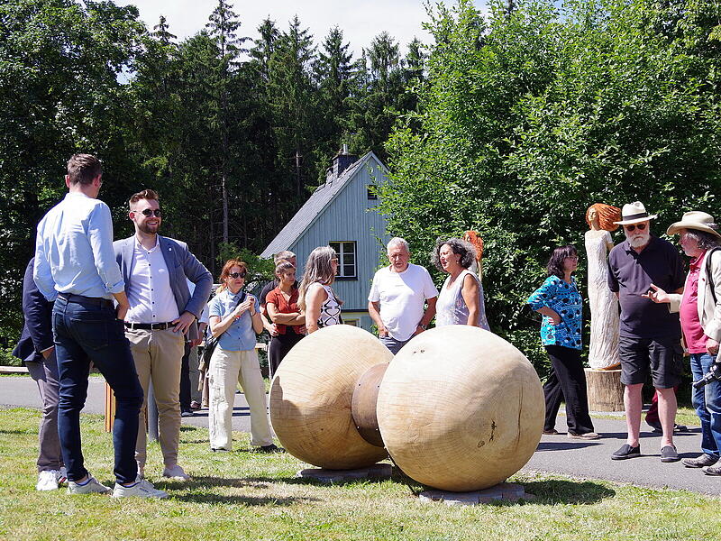 Ausstellung am Steinbacher Freizeit- und Tourismuszentrum: Das Holzkunstwerk &bdquo;Spannungsfelder&ldquo; von Susanne Assum regte zu Diskussionen an.