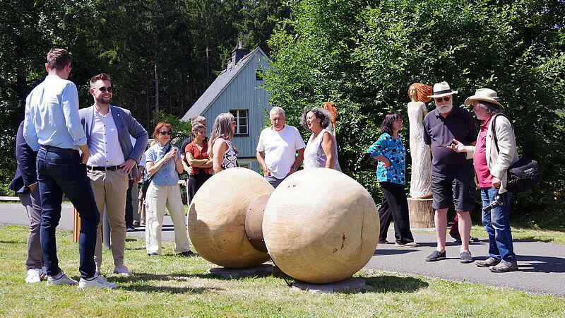Ausstellung am Steinbacher Freizeit- und Tourismuszentrum: Das Holzkunstwerk &bdquo;Spannungsfelder&ldquo; von Susanne Assum regte zu Diskussionen an.