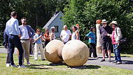 Ausstellung am Steinbacher Freizeit- und Tourismuszentrum: Das Holzkunstwerk &bdquo;Spannungsfelder&ldquo; von Susanne Assum regte zu Diskussionen an.