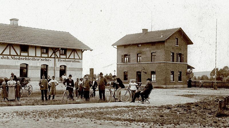 Der Bahnhof um 1900. Links die Modschiedlersche Restauration.