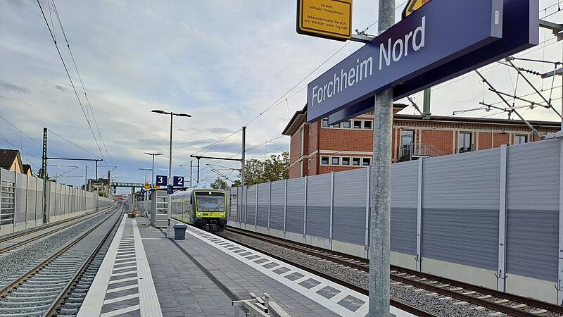 Noch fahren die Z&uuml;ge nur vorbei. Ab dem 15. Dezember sollen sie am neuen Bahnhalt Forchheim-Nord halten.