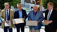 Die Übergabe von Geschenken an Bernd Steinhäußer (Altbürgermeister Kasendorf), Volkmar Schulze (CVJM), Günter Pfändner (Vorsitzender Diakonieverein) und Bürgermeister Norbert Groß. Die Übergabe von Geschenken an Bernd Steinhäußer (Altbürgermeister Kasendorf), Volkmar Schulze (CVJM), Günter Pfändner (Vorsitzender Diakonieverein) und Bürgermeister Norbert Groß.