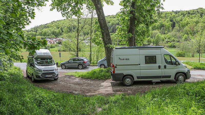 Zwei Camper – und schon ist der Wanderparkplatz in der Fränkischen Schweiz gut zugestellt. Zwei Camper – und schon ist der Wanderparkplatz in der Fränkischen Schweiz gut zugestellt.