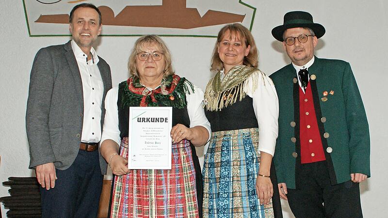 Andrea Beez (Zweite von links) ist seit 30 Jahren f&uuml;r die Trachten der Neukenrother Zecher verantwortlich. Zu dieser besonderen Auszeichnung gratulierten in der Hauptversammlung (von links) Zweiter B&uuml;rgermeister Daniel Wei&szlig;erth, Vorsitzende Bettin...