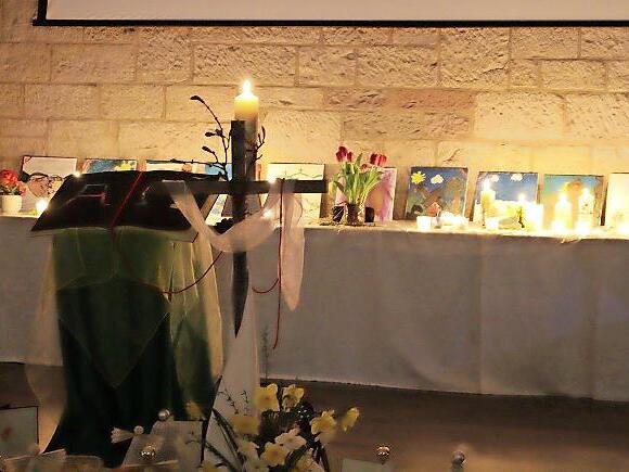 Gemeinsam wurde auch gemalt und gebastelt. Gemeinsam wurde auch gemalt und gebastelt.