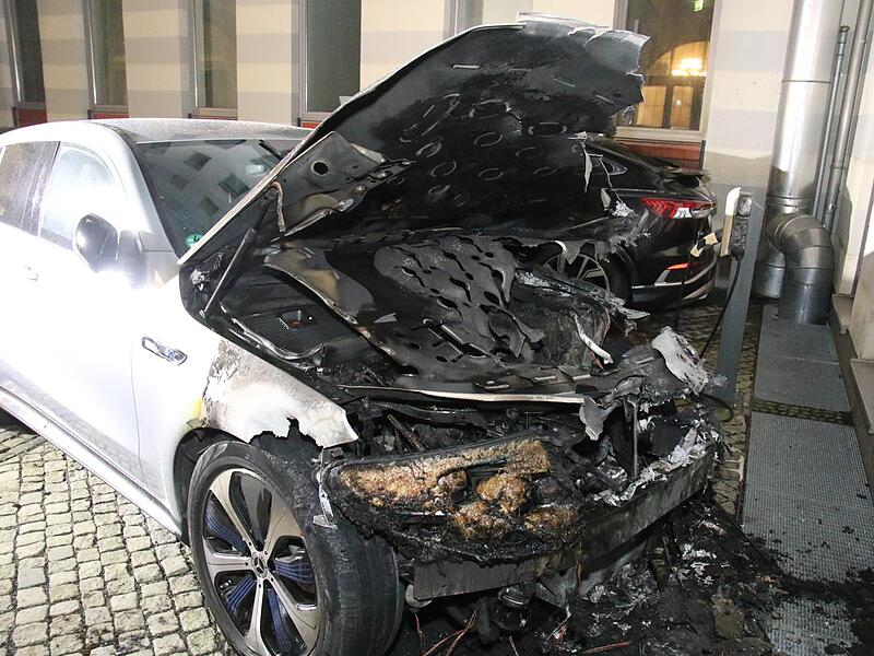 Eines der zerstörten Autos.