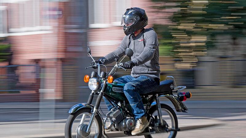 Für Mofas und E-Scooter ist 2024 ein blaues Kennzeichen Pflicht Für Mofas und E-Scooter ist 2024 ein blaues Kennzeichen Pflicht