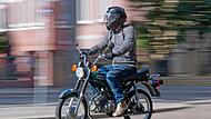 F&uuml;r Mofas und E-Scooter ist 2024 ein blaues Kennzeichen Pflicht