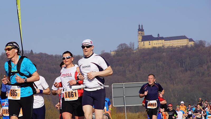 Drei knackige Anstiege mit insgesamt 680 H&ouml;henmetern haben die Marathon-L&auml;ufer am Obermain zu bew&auml;ltigen. Der erste geht hinauf nach Kloster Banz (im Hintergrund), ehe es &uuml;ber Vierzehnheiligen auf den Staffelberg geht.
