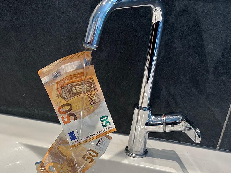 Die Interessengemeinschaft "Verbesserungsbeitrag" schlägt vor, die Sanierungskosten über höhere Wassergebühren statt über zusätzliche Beiträge für Haus- und Grundstückseigentümer zu finanzieren. Die Interessengemeinschaft "Verbesserungsbeitrag" schlägt vor, die Sanierungskosten über höhere Wassergebühren statt über zusätzliche Beiträge für Haus- und Grundstückseigentümer zu finanzieren.