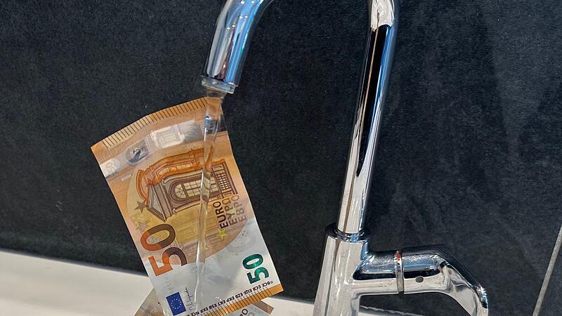 Wie werden die Kosten f&uuml;r die Wasserenth&auml;rtung in Mainstockheim auf die B&uuml;rgerinnen und B&uuml;rger umgelegt? Sicher ist, dass der Wasserpreis steigt, ob &uuml;ber Geb&uuml;hren, &uuml;ber Beitr&auml;ge oder eine Mischung aus beiden muss noch vom Gemeinderat entschieden werden.