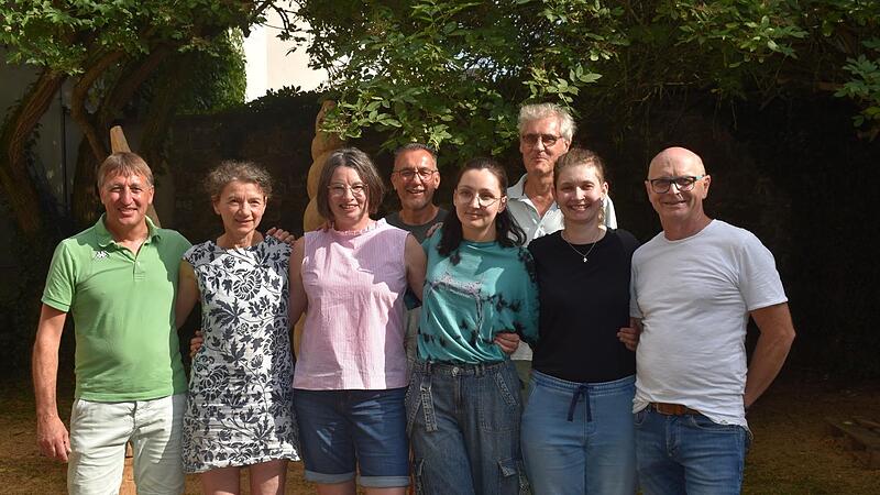 Die Holzbildhauerinnen stellten ihre Werke für Euerdorf und Aura vor: (von links)   Bürgermeister Rainer Morper, Kathrin Hubl, Annette Scheder, Bürgermeister Thomas Hack (Aura),  Johanna Helle, Elmar Hofmann (Euerdorf), Johanna Barth und Bernhard...