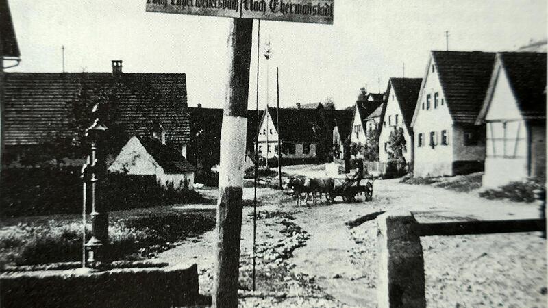 Bach und Stra&szlig;e teilten sich lange Zeit den Weg durch R&uuml;ssenbach (aus: 50 Jahre Kirche R&uuml;ssenbach 5. Mai 1946 - 5. Mai 1996).Forchheim & Fr&auml;nkische Schweiz