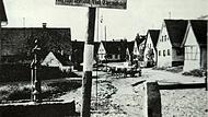 Bach und Stra&szlig;e teilten sich lange Zeit den Weg durch R&uuml;ssenbach (aus: 50 Jahre Kirche R&uuml;ssenbach 5. Mai 1946 - 5. Mai 1996).Forchheim & Fr&auml;nkische Schweiz
