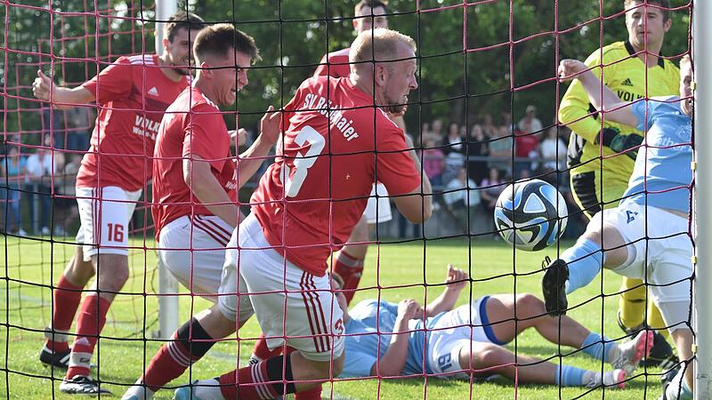 Niklas Sperlich (rechts) dr&uuml;ckt den Ball zur F&uuml;hrung f&uuml;r den TSV M&uuml;nnerstadt ins Tor des SV R&ouml;delmaier. Christoph Koob, Daniel Beker und Sebastian Popp (von links) k&ouml;nnen es nicht verhindern.