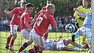 Niklas Sperlich (rechts) drückt den Ball zur Führung für den TSV Münnerstadt ins Tor des SV Rödelmaier. Christoph Koob, Daniel Beker und Sebastian Popp (von links) können es nicht verhindern. Niklas Sperlich (rechts) drückt den Ball zur Führung für den TSV Münnerstadt ins Tor des SV Rödelmaier. Christoph Koob, Daniel Beker und Sebastian Popp (von links) können es nicht verhindern.