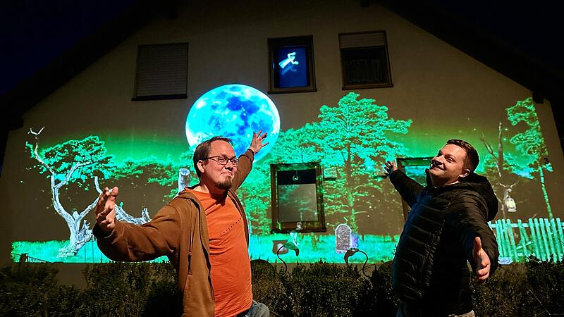 Philipp M&ouml;&szlig;ner (links) und Matthias Knausdorf haben viele Stunden ihrer Freizeit f&uuml;r diese Halloween-Lichtprojektion geopfert.