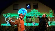 Philipp Mößner (links) und Matthias Knausdorf haben viele Stunden ihrer Freizeit für diese Halloween-Lichtprojektion geopfert.