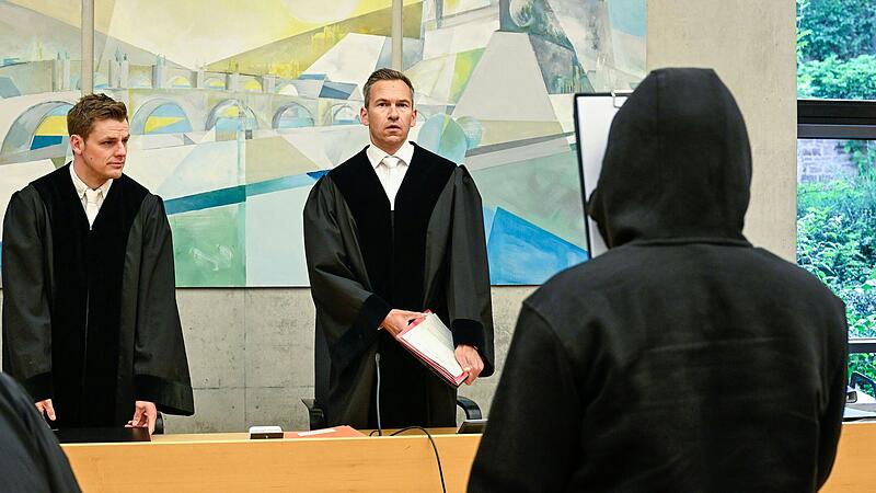 Im Prozess um die Messerattacke vor einem Club am Haugerkirchplatz in W&uuml;rzburg ging es am vierten Verhandlungstermin unter anderem um die Frage der Zeugenbeeinflussung.