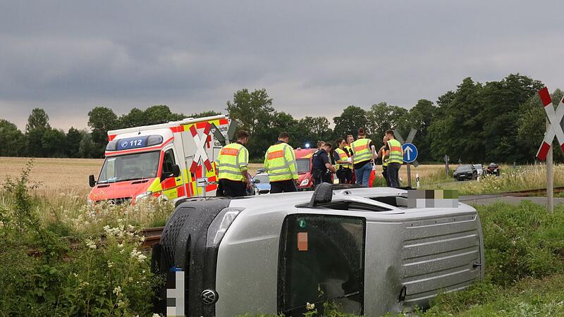 Am Bahn&uuml;bergang &bdquo;Fuchsm&uuml;hle&ldquo; bei Gro&szlig;walbur ist es am Dienstagnachmittag zu einem t&ouml;dlichen Verkehrsunfall gekommen.