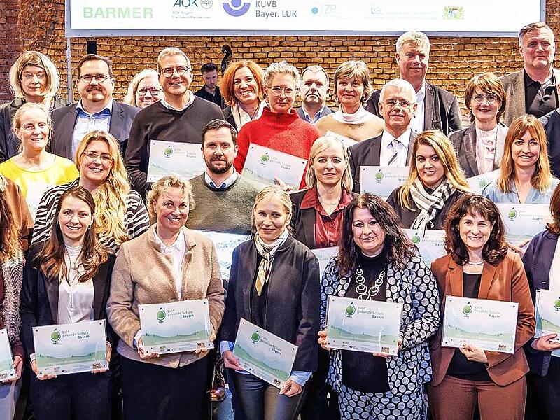 Fünfmal in Folge „Gute gesunde Schule“: Dafür durften diese Schulleiter Plaketten entgegennehmen. Fünfmal in Folge „Gute gesunde Schule“: Dafür durften diese Schulleiter Plaketten entgegennehmen.