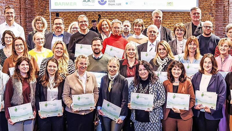 F&uuml;nfmal in Folge &bdquo;Gute gesunde Schule&ldquo;: Daf&uuml;r durften diese Schulleiter Plaketten entgegennehmen.