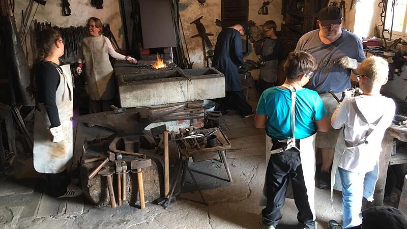 Eine klassische Ferienpass-Aktion: Schmieden im Elfleinshäusla Rödelsee. Eine klassische Ferienpass-Aktion: Schmieden im Elfleinshäusla Rödelsee.