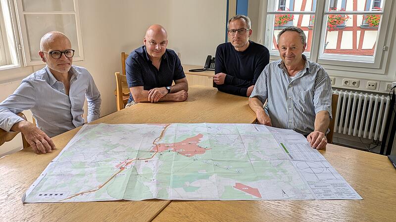 Stolz auf ihr Werk - die Pl&auml;ne zum Bildh&auml;user Forst - sind Gunter H&auml;ckner (R3),  B&uuml;rgermeister Michael Kastl (CSU), Klimamanager Stefan Richter und Norbert Schm&auml;ling (R3).