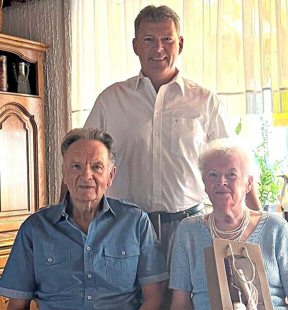 Der Bürgermeister gratuliert.Gemeinde Oberhaid Der Bürgermeister gratuliert.Gemeinde Oberhaid