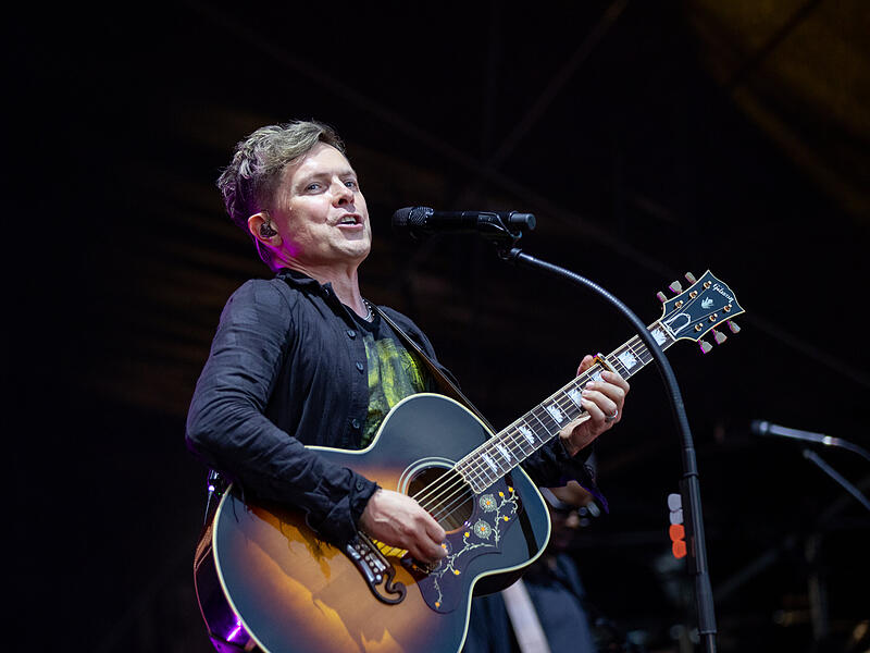 Michael Patrick Kelly spielte vor circa 2500 Besuchern das Konzert am Samstag, 16. Juni 2023 am Stadtbalkon in Kitzingen bei bestem Sommerwetter.1325936