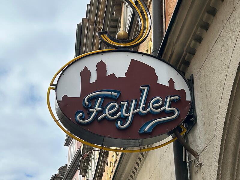 Tradition verpflichtet! Das Logo der B&auml;ckerei Feyler, dem ehemaligen Hoflieferanten, wird von der Coburger Veste geradezu dominiert.