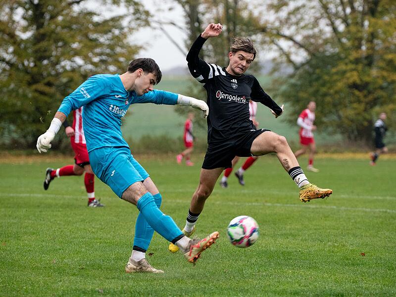 1.FC Haßfurt vs. FC Zeil am Main, Haßfurt, Stadion am die Flutbrucke Der Haßfurter Torwart Sejh Unusov ist knapp vor dem Zeiler Lukas Zehe am Spielgerät. Tore gab es in der Partie übrigens keine.
