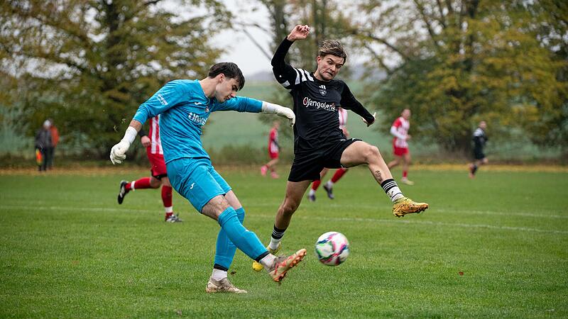 Der Haßfurter Torwart Sejh Unusov ist knapp vor dem Zeiler Lukas Zehe am Spielgerät. Tore gab es in der Partie übrigens keine.