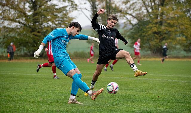 1.FC Haßfurt vs. FC Zeil am Main, Haßfurt, Stadion am die Flutbrucke Der Haßfurter Torwart Sejh Unusov ist knapp vor dem Zeiler Lukas Zehe am Spielgerät. Tore gab es in der Partie übrigens keine.