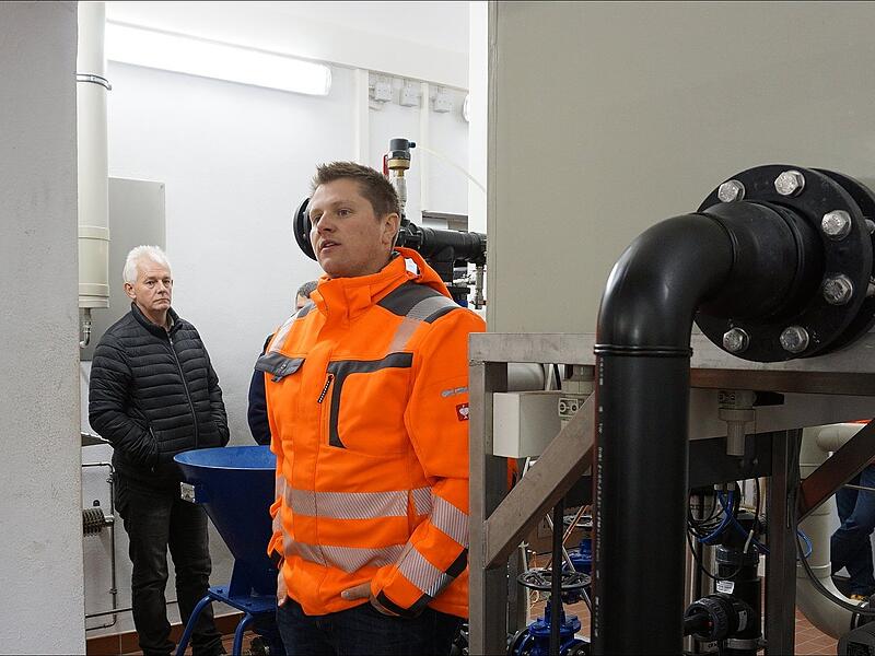 Die Sanierung der Wasserversorgung begleitet den Markt Zeitlofs schon viele Jahre. Das Bild entstand im Oktober 2020 bei einer Ortsbesichtigung im Maschinenhaus, bei der Bürgermeister Hauke den Gemeinderäten die Situation der Wasserversorgung vor Ort erläuterte.