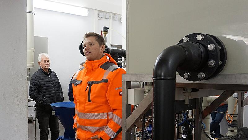 Die Sanierung der Wasserversorgung begleitet den Markt Zeitlofs schon viele Jahre. Das Bild entstand im Oktober 2020 bei einer Ortsbesichtigung im Maschinenhaus, bei der B&uuml;rgermeister Hauke den Gemeinder&auml;ten die Situation der Wasserversorgung vor Ort erl&auml;uterte.